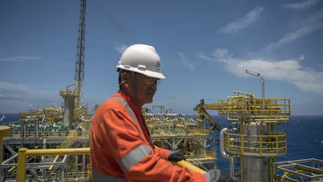 
                    Lula defende explorar petróleo na margem equatorial antes que Trump 'ache que é dele'
                