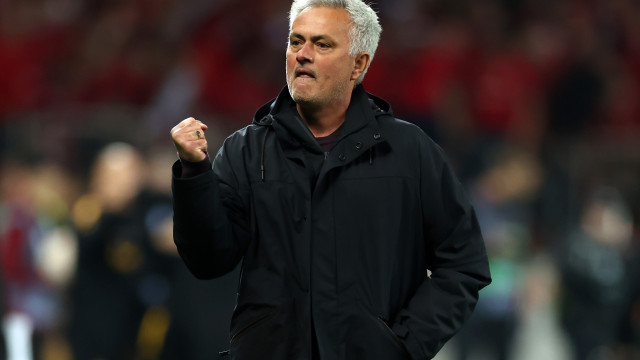 Mourinho renuncia a cargo na Uefa após ser suspenso por xingar árbitro