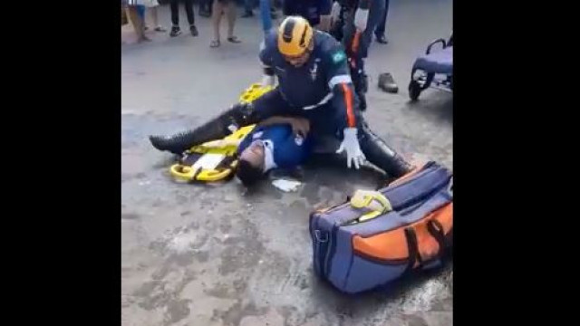 Socorrista do Samu escorrega e cai sobre paciente durante atendimento