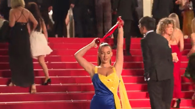 Mulher se cobre de 'sangue' em protesto antiguerra no Festival de Cannes
