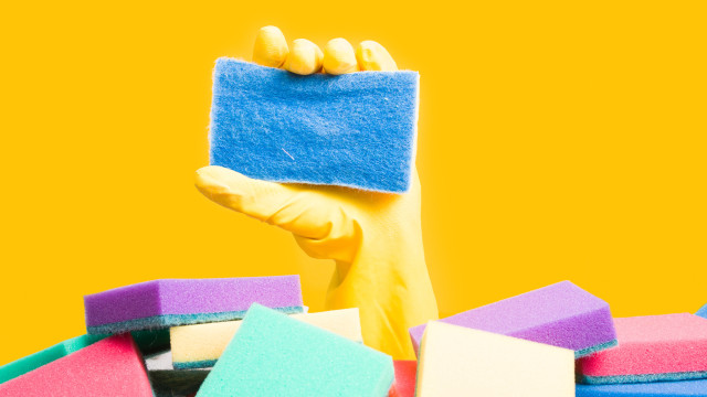 Saiba como desinfetar corretamente a esponja de lavar louça