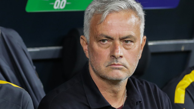 Uefa suspende Mourinho por quatro jogos por xingar árbitro na final da Liga Europa