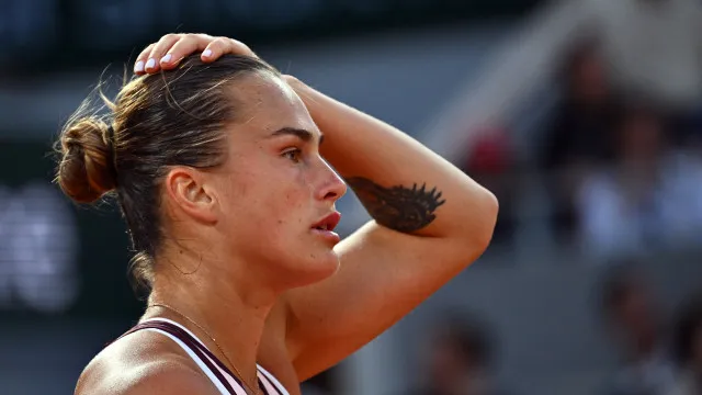 
                    Sabalenka perde de virada, é eliminada e segue sem título de Roland Garros
                