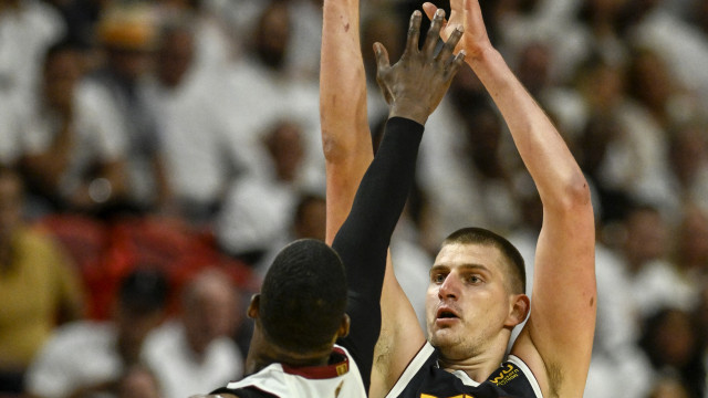 Nikola Jokic lidera o Denver Nuggets na vitória sobre os Spurs e retomada da liderança no Oeste