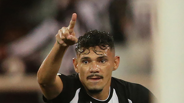 Santos encara o líder Botafogo e tenta validar esforços de reconstrução