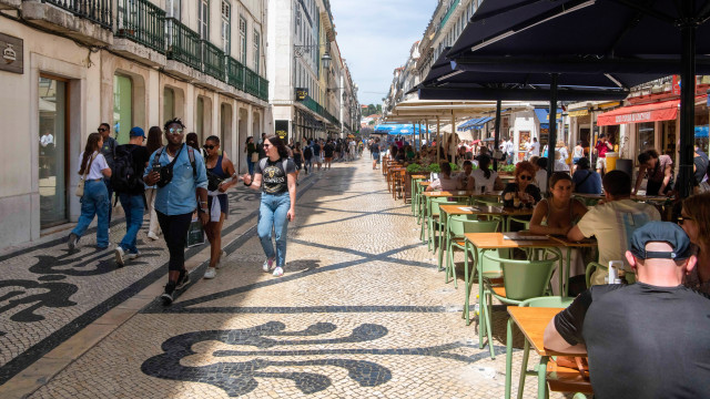 Portugal anuncia regras que dificultam regularização de migrantes, mas poupa Brasil