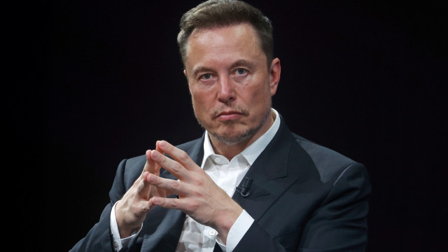 Musk chega a Pequim e diz que 'todos os carros serão elétricos no futuro'