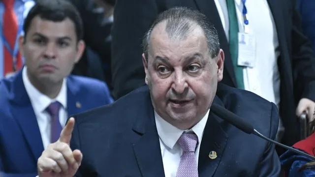 
                    Relator da escala 6x1 promete texto na quinta (27) e avalia mudança na versão da Câmara
                