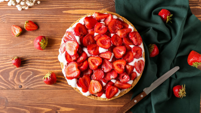 A torta fria de morango que fica bem em qualquer mesa este verão