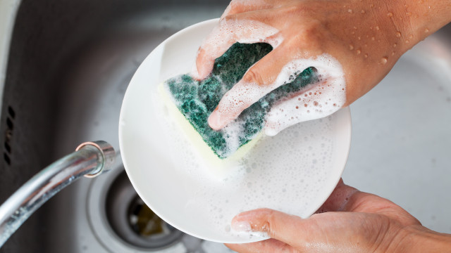 Dicas eficazes para lavar a louça à mão com facilidade
