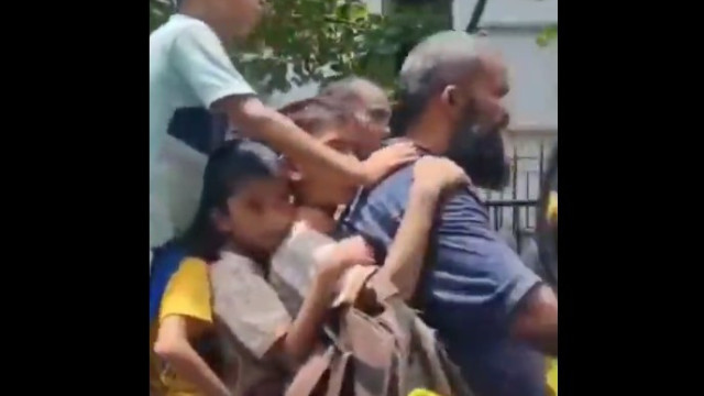 Homem transporta sete filhos numa scooter. Vídeo já se tornou viral