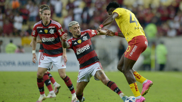 Flamengo goleia Aucas sob batuta de Bruno Henrique, mas avança em 2º da chave na Libertadores