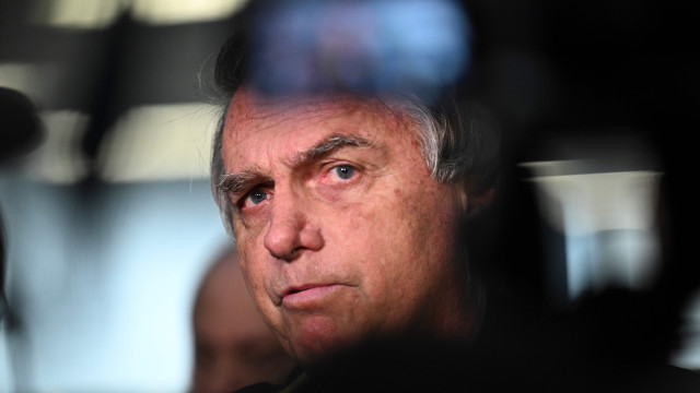 Bolsonaro chega acuado a ato e busca demonstrar força política contra investigações