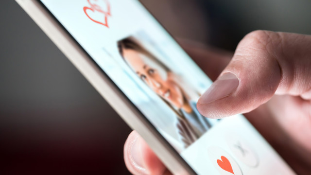 Homens usam IA para melhorar resultados em apps de encontros