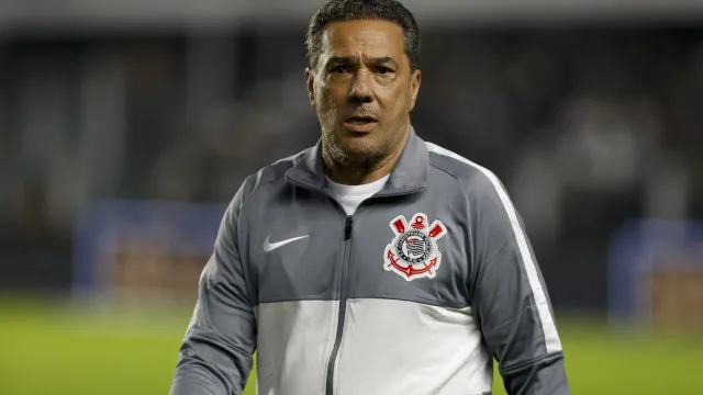 
                    Vanderlei Luxemburgo apresenta melhora, mas permanece na UTI
                