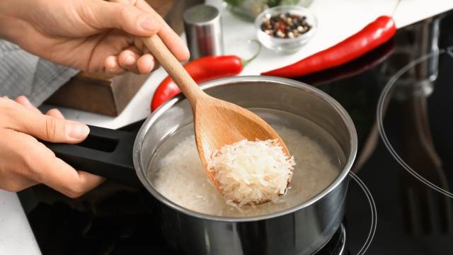 Fria ou fervendo: Como deve juntar a água quando cozinha arroz?