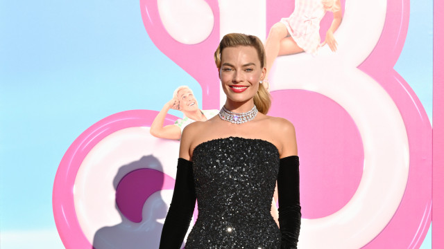 Margot Robbie vai de preto à première e resgata look icônico de Barbie