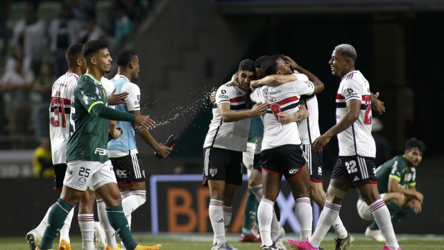 São Paulo domina o Palmeiras, ganha de virada e vai às semifinais da Copa do Brasil
