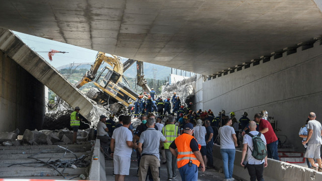 Ponte colapsa na Grécia e faz pelo menos dois mortos