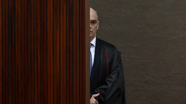 
                    Entre mensagens antes de prisão e encontros com Vorcaro, veja o que pesa contra Moraes
                