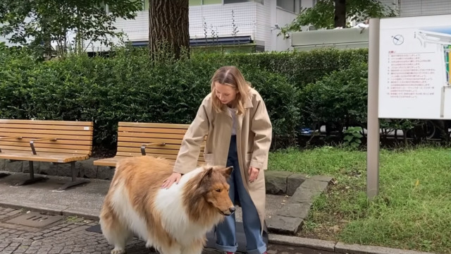 Homem que queria ser cão deu 1.º passeio em público