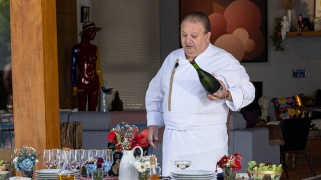 Erick Jacquin toma banho e ironiza que 'amanhã ele escova os dentes'