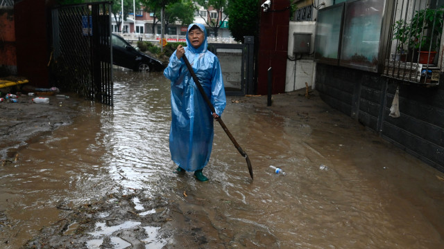 Chuva em Pequim após tufão transforma ruas em rios e deixa 2 mortos