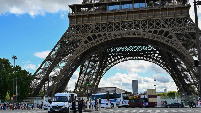 Organizadores de Paris-2024 revelam exibição dos cinco anéis olímpicos montados na Torre Eiffel
