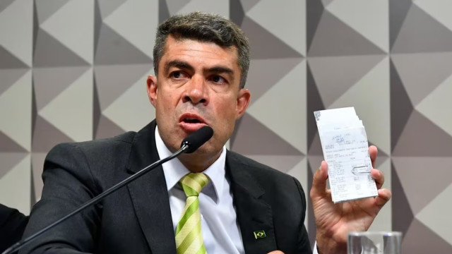 Ex-ajudante de Bolsonaro admite à CPI ida a ato do 8/1 e se diz arrependido