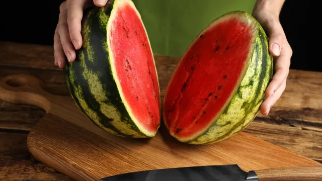 
                    O erro ao cortar melancia que pode colocar sua saúde em risco
                