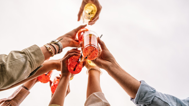 Não se deve consumir álcool de estômago vazio; saiba porquê 