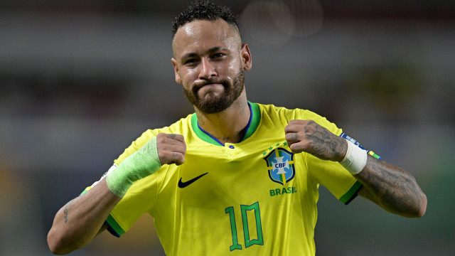 Neymar ganha placa da CBF após bater marca de Pelé e afasta comparações: 'Não sou o melhor'