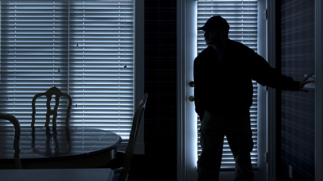 Homem invade casa e tenta vendê-la por 225 mil dólares (duas vezes)