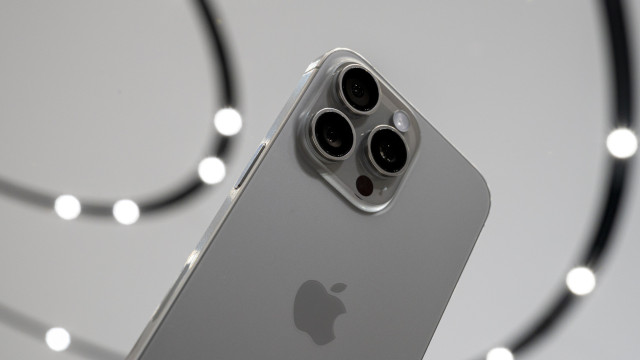 Apple está desenvolvendo dois iPhones com telas dobráveis