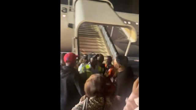 Passageiros tentam 'invadir' avião após voo ser cancelado pela 2.ª vez