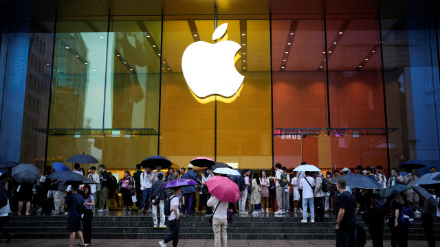 Apple vai diminuir aumentos salariais dos trabalhadores das suas lojas