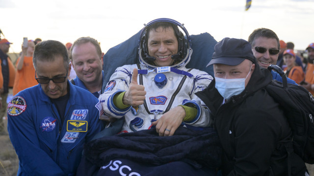 Astronauta da NASA chega à Terra após 371 dias no Espaço
