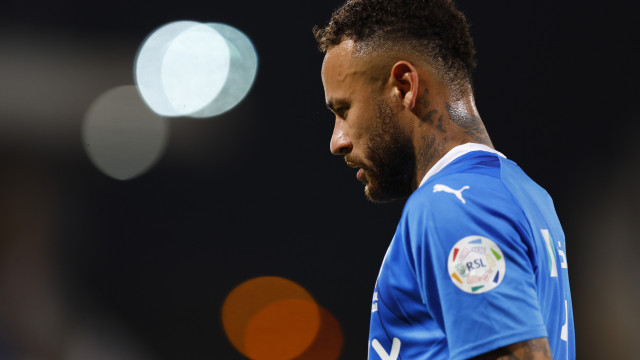 Neymar perde pênalti, mas se redime em vitória do Al-Hilal no Saudita