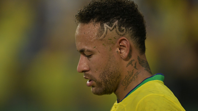 Neymar mostra indignação após ser atingido por saco de pipoca: 'Não venho aqui para passear'