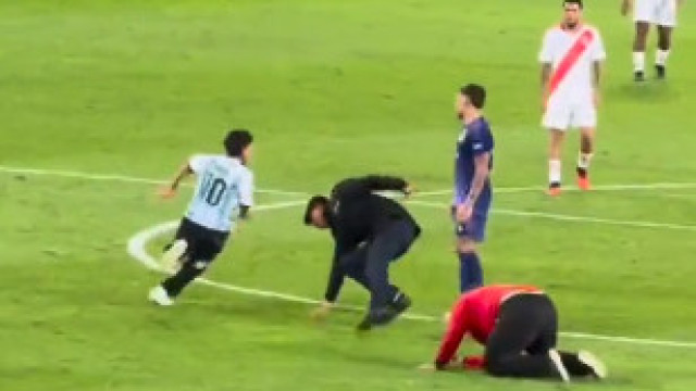 Criança invade campo, 'finta' 3 seguranças e abraça Messi