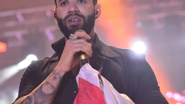 
                    Gusttavo Lima terá de indenizar fã expulsa de show após 'fazer o L'
                