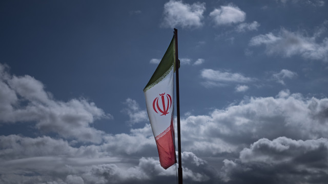 Morre iraniana hospitalizada após 'detenção moral' por não usar o véu islâmico