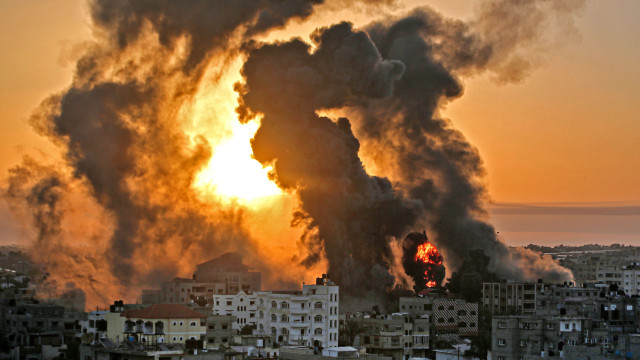 Israel faz maior ataque aéreo e usa tanques contra o Hamas em Gaza