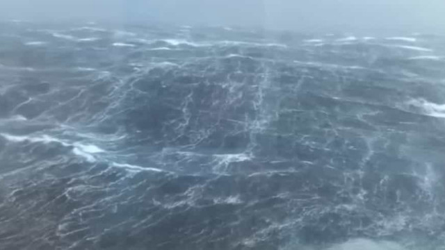 Passageiro filma a fortes ondas que atingiram cruzeiro durante tempestade