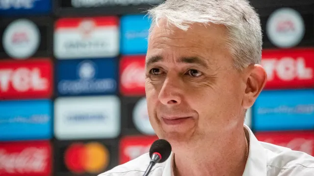 
                    Tiago Nunes leva filho com Síndrome de Down a coletiva de imprensa no Equador
                