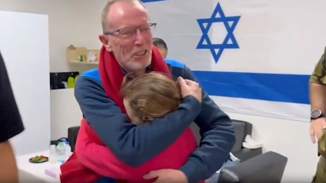 Após 50 dias em cativeiro, Emily voltou a abraçar o pai; assista