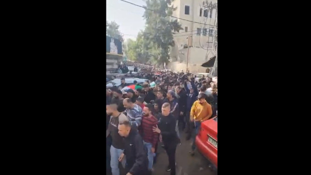 Dezenas de palestinos marcham em funeral de cidadãos mortos em Jenin