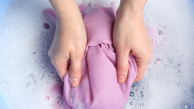 Lave a roupa colorida com estes dois ingredientes e vai parecer nova!