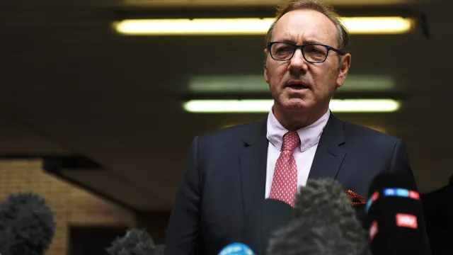 
                    Kevin Spacey anuncia venda de anel em homenagem aos 250 anos da independência dos EUA
                