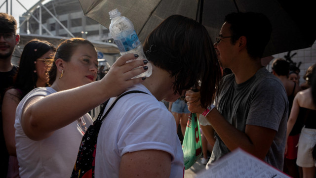 Foliões recorrem à bênção da água para amenizar o calor de 37°C em bloco no Rio